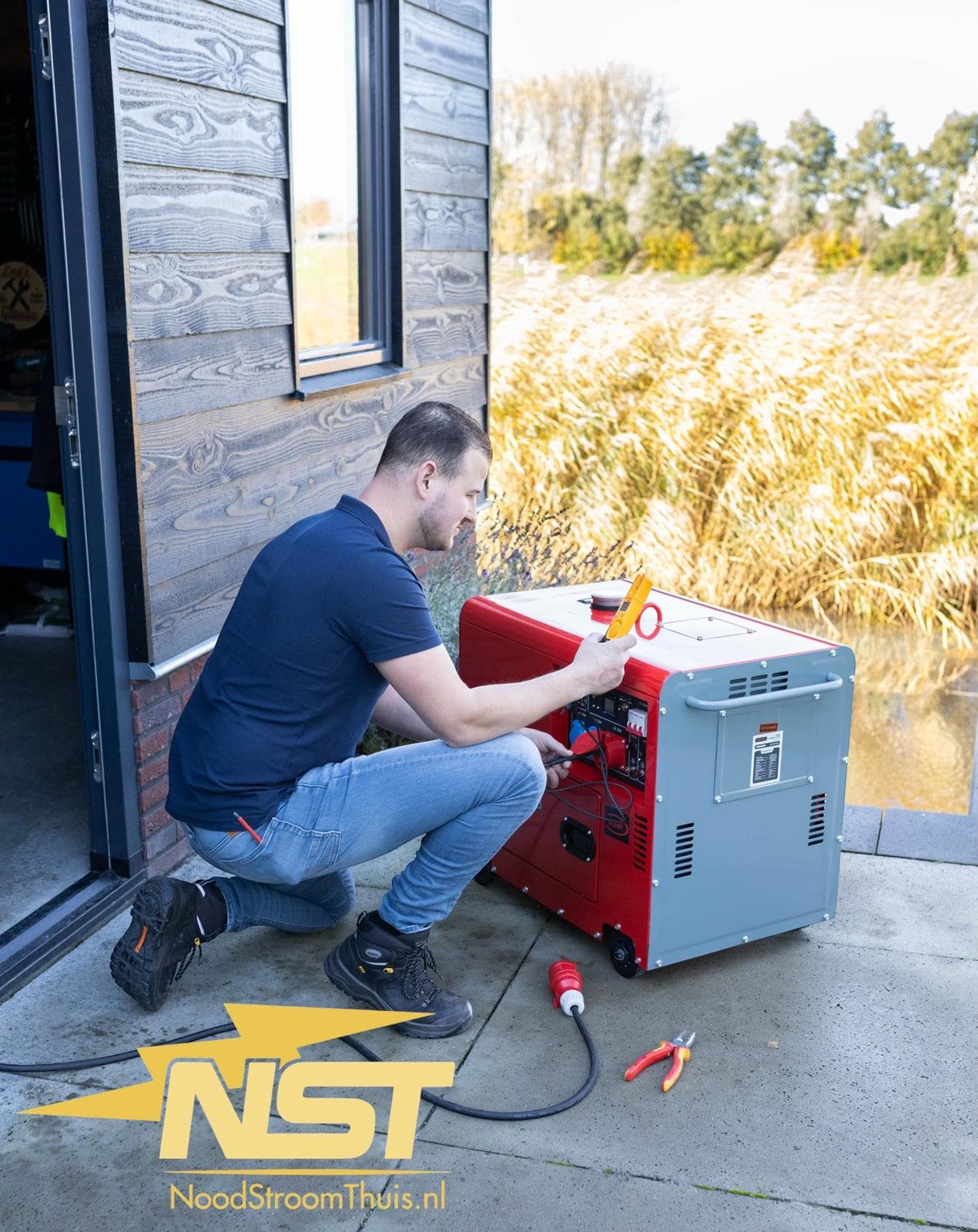 Monteur installeert noodaggregaat